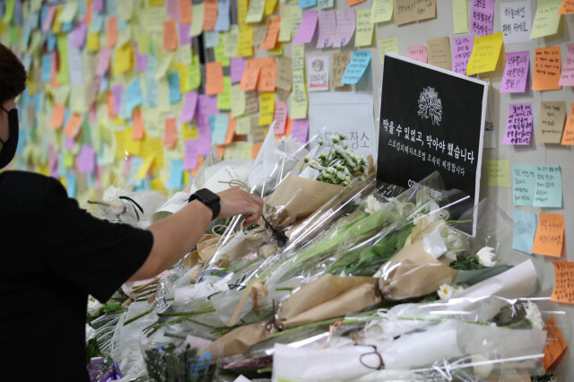 지난 9월18일 서울 중구 신당역에 마련된 ‘신당역 스토킹 살인사건’ 피해자 추모 공간에 시민들이 적은 추모 메시지가 붙어 있다. 같은 달 14일 신당역에서 순찰 중이던 여성 역무원을 남성 직장 동료가 살해한 사건이 벌어졌다. 백소아 기자 thanks@hani.co.kr 지난 9월18일 서울 중구 신당역에 마련된 ‘신당역 스토킹 살인사건’ 피해자 추모 공간에 시민들이 적은 추모 메시지가 붙어 있다. 같은 달 14일 신당역에서 순찰 중이던 여성 역무원을 남성 직장 동료가 살해한 사건이 벌어졌다. 백소아 기자 thanks@hani.co.kr
